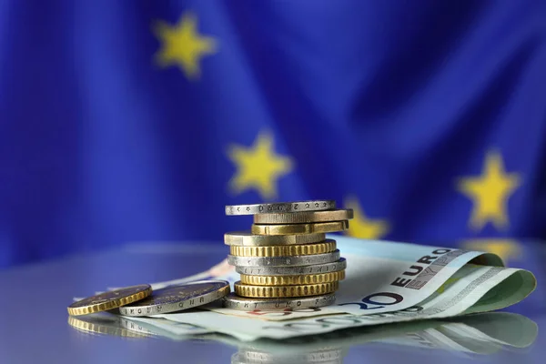 Mince Bankovky Stole Proti Vlajce Evropské Unie Prostor Pro Text — Stock fotografie