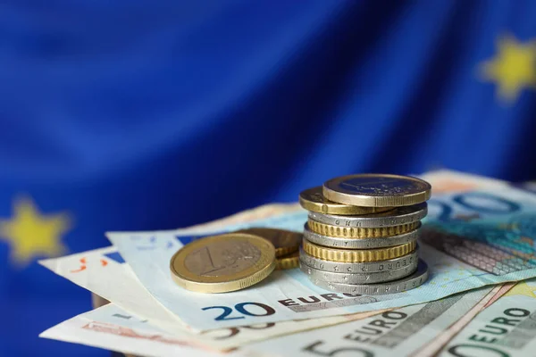 Moedas Notas Contra Bandeira União Europeia Close Espaço Para Texto — Fotografia de Stock