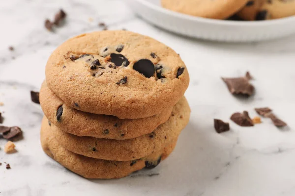 Deliziosi Biscotti Cioccolato Sul Tavolo Marmo Bianco Spazio Testo — Foto Stock