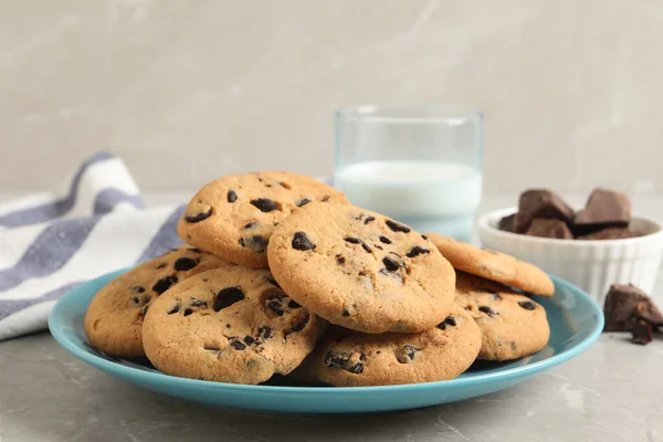 Plate Delicious Chocolate Chip Cookies Grey Marble Table Closeup — стоковое фото