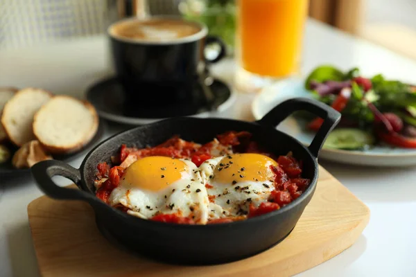 Sabrosa Shakshouka Servido Mesa Blanca Plato Árabe Tradicional —  Fotos de Stock