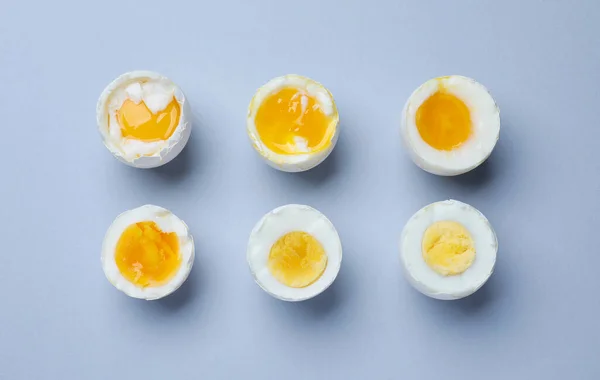 Diferentes Etapas Preparación Huevos Pollo Cocidos Sobre Fondo Gris Claro —  Fotos de Stock