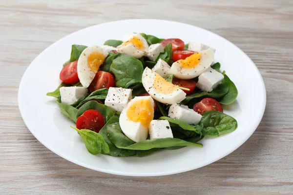 Köstlicher Salat Mit Gekochten Eiern Feta Käse Und Tomaten Auf — Stockfoto