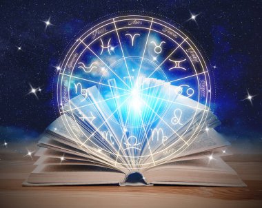 Ahşap masa üzerine açık bir kitap, astrolojik işaretli zodyak çarkının çizimi ve geceleri yıldızlı gökyüzü.