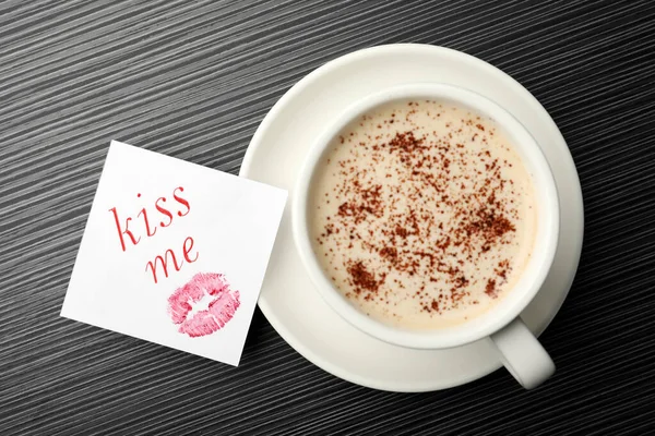 Carta Con Frase Kiss Caffè Sul Tavolo Legno Nero Steso — Foto Stock