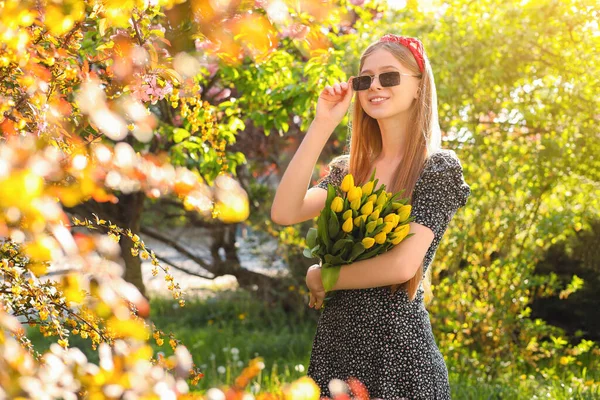Красива Дівчина Підліток Букетом Жовтих Тюльпанів Парку Сонячний День — стокове фото