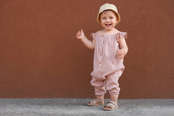 Schattig Klein Meisje Draagt Stijlvolle Kleren Buurt Van Bruine Muur — Stockfoto