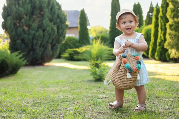 Cute Little Girl Stylowe Ubrania Dzianiny Plecak Zewnątrz Słoneczny Dzień — Zdjęcie stockowe