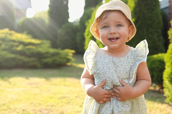 Schattig Klein Meisje Draagt Stijlvolle Kleren Buiten Zonnige Dag Ruimte — Stockfoto