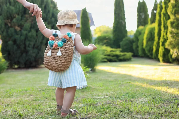 Schattig Klein Meisje Stijlvolle Kleren Houdt Moeder Hand Buiten Zonnige — Stockfoto