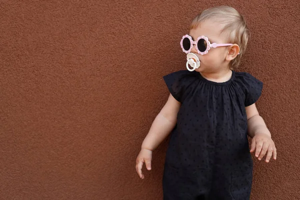 Schattig Klein Meisje Draagt Stijlvolle Kleren Met Een Zonnebril Fopspeen — Stockfoto