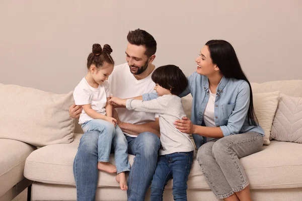 Glad Familj Vilar Soffa Vardagsrummet — Stockfoto