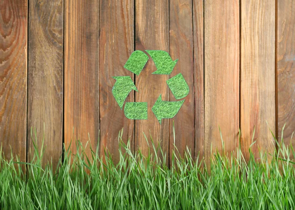 Grünes Gras Und Abbildung Eines Recycling Symbols Auf Einem Holzzaun — Stockfoto