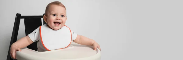 Beyaz Arka Planda Bebek Önlüğü Giyen Şirin Bir Bebek Mesaj — Stok fotoğraf