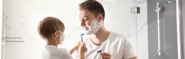 Pai Filho Com Espuma Barbear Seus Rostos Divertindo Banheiro Design — Fotografia de Stock