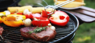 Barbeküde et ve sebze pişirmek, yakın plan. Pankart tasarımı