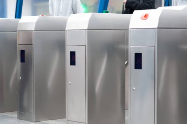 Birçok modern turnikeler, yakın görüş. Ücret toplama sistemi