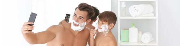 Pai Filho Tomando Selfie Fazer Barba Banheiro Design Banner — Fotografia de Stock