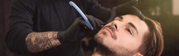 Cabeleireiro Profissional Cliente Barbear Com Navalha Reta Barbearia Design Banner — Fotografia de Stock
