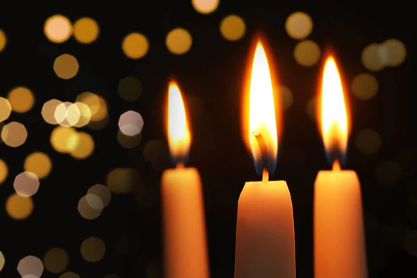 Candele Accese Sfondo Scuro Con Luci Sfocate Primo Piano Effetto — Foto Stock