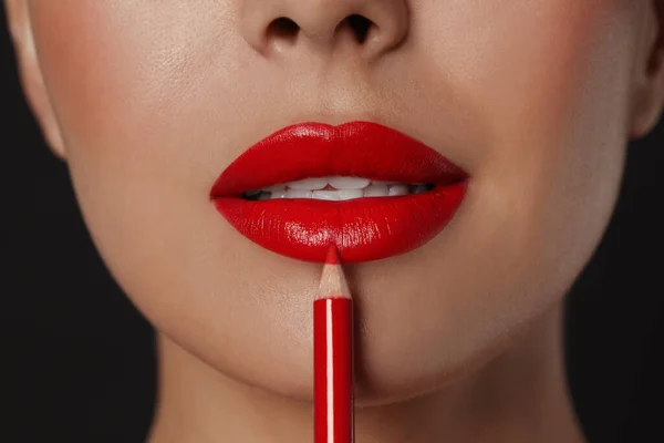 Jonge Vrouw Toepassen Mooie Rode Lip Potlood Zwarte Achtergrond Close — Stockfoto