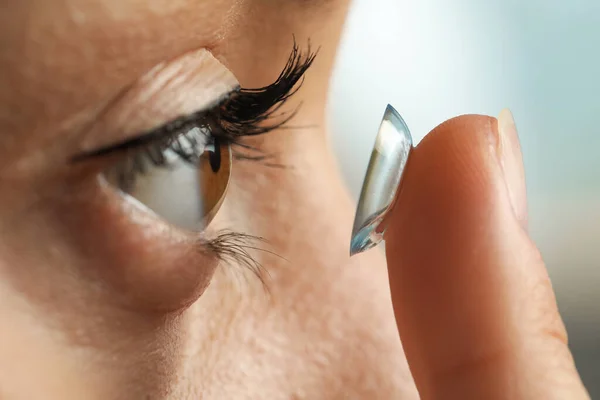 Junge Frau Legt Kontaktlinse Ins Auge Auf Verschwommenem Hintergrund Nahaufnahme — Stockfoto