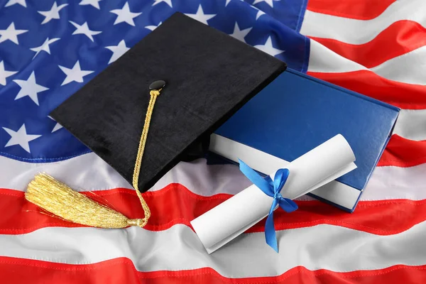 Sombrero Graduación Negro Diploma Libro Sobre Bandera Estadounidense — Foto de Stock