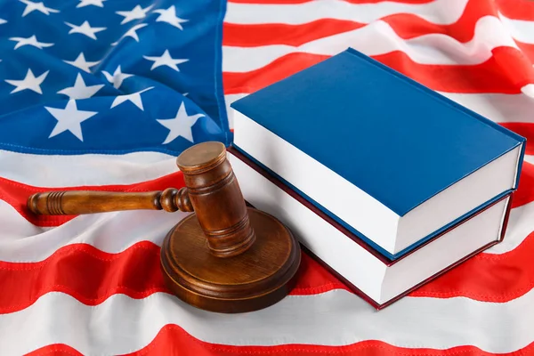 Martillo Del Juez Libros Sobre Bandera Americana — Foto de Stock