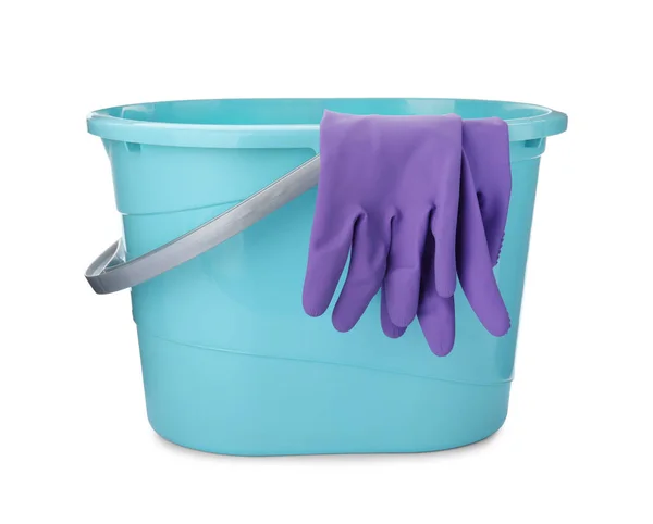 Ljusblå Hink Med Handskar För Rengöring Isolerad Vitt — Stockfoto