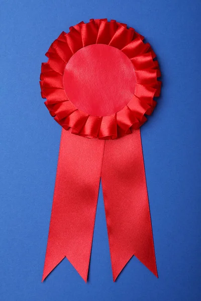 Mavi Arkaplanda Kırmızı Ödül Kurdelesi Üst Görünüm — Stok fotoğraf