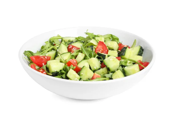Salada Deliciosa Com Pepinos Tomates Gergelim Tigela Isolada Branco — Fotografia de Stock