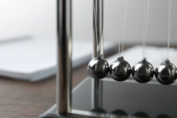 Newton Cradle Wooden Table Closeup Physics Law Energy Conservation — Stok fotoğraf