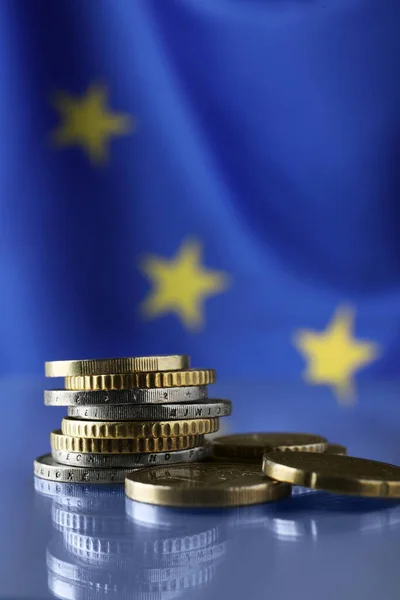 Münzen Auf Dem Tisch Gegen Die Flagge Der Europäischen Union — Stockfoto