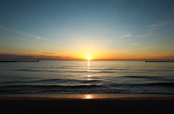Malowniczy Widok Pięknej Plaży Morskiej Zachodzie Słońca — Zdjęcie stockowe
