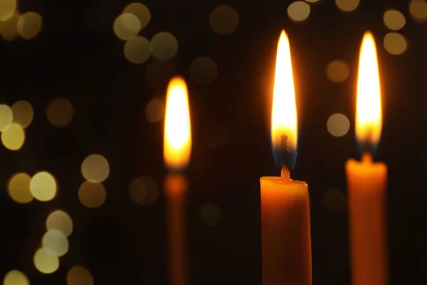Brandende Kaarsen Donkere Achtergrond Met Wazig Licht Close Bokeh Effect — Stockfoto