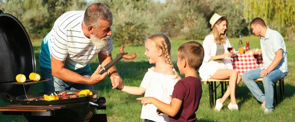Bunicul Copii Mici Gătește Mâncare Grătar Familia Lor Parc Design — Fotografie, imagine de stoc