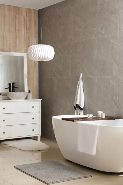 Moderna Bañera Blanca Cómoda Con Lavabo Baño Diseño Interiores —  Fotos de Stock