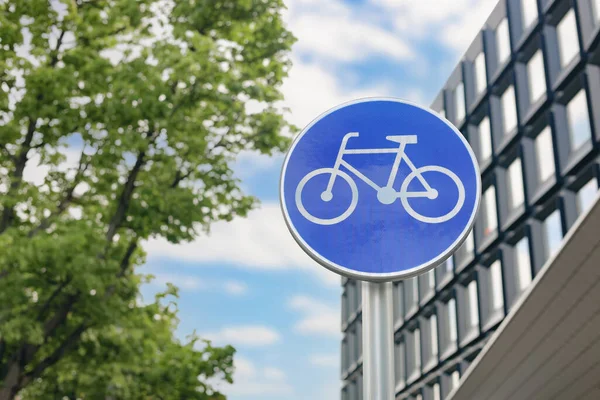 Σήμα Κυκλοφορίας Cycleway Στην Οδό Της Πόλης Χαμηλής Γωνίας Θέα — Φωτογραφία Αρχείου