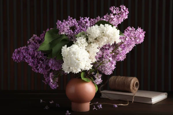 Красиві Бузкові Квіти Вазі Шпагаті Книзі Дерев Яному Столі — стокове фото