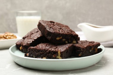 Açık gri masada fındıklı çikolatalı kek, yakın plan.