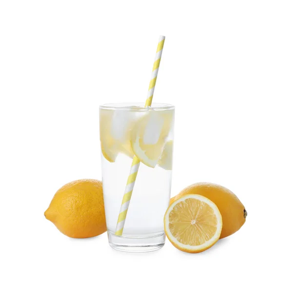 Vidro Com Água Limão Fatiado Gelo Sobre Fundo Branco — Fotografia de Stock