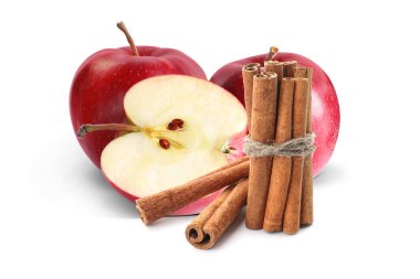 Taze olgun elmalar ve beyaz arka planda aromatik tarçın çubukları.