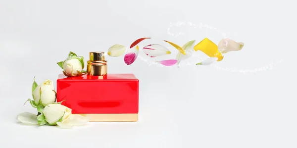 Butelka Perfum Kwiatowym Zapachu Białym Tle Projekt Banera — Zdjęcie stockowe