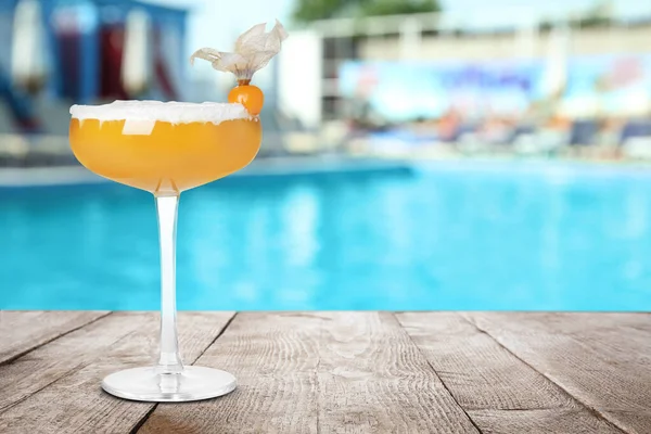 Savoureux Cocktail Rafraîchissant Sur Table Bois Près Piscine Extérieure Resort — Photo