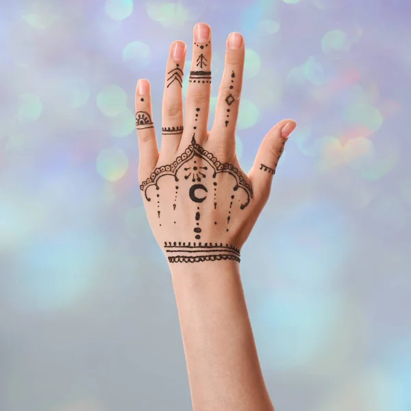 Woman Henna Tattoo Hand Blurred Lights Bokeh Effect — Stock Photo, Image