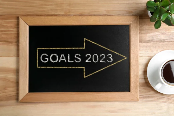 Blackboard Σύρσιμο Βέλος Και Λέξη Goals Ξύλινο Φόντο Επίπεδη Lay — Φωτογραφία Αρχείου