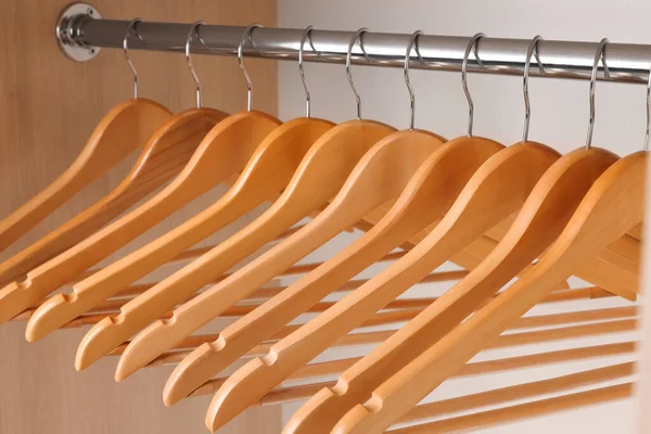 Комплект Вешалок Одежды Перилах Шкафов Крупный План — стоковое фото