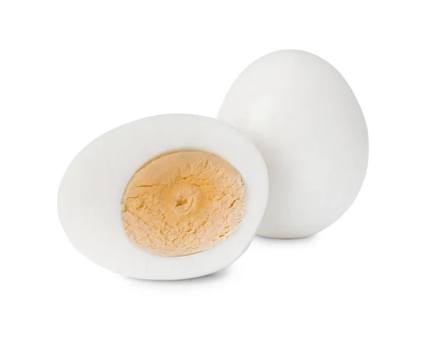 新鮮な皮をむいた硬いゆで卵を白い背景に — ストック写真