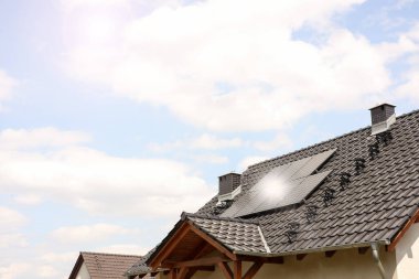 Çatıda güneş panelleri olan bir ev, mesaj için yer. Alternatif enerji