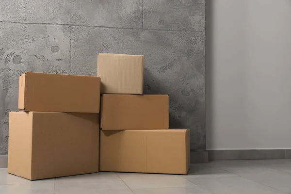 Many Closed Cardboard Boxes Floor Indoors Delivery Service — Stockfoto